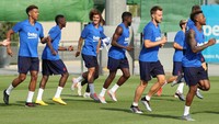 Griezmann berlatih dengan rekan-rekan barunya di Barcelona di Ciutat Esportiva Joan Gamper, Barcelona, Spanyol, Senin (15/7/2019) waktu setempat. (Foto: Albert Gea/Reuters)