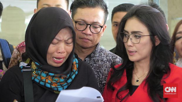Mantan Guru Honorer di NTB yang dilecehkan atasannya, Baiq Nuril (kiri).