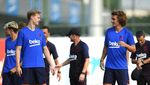 Bak Anak Sekolah, Latihan Perdana Griezmann di Barcelona Penuh Tawa