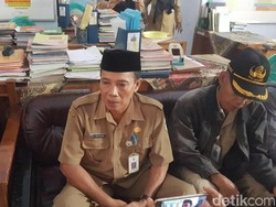 Guru Honorer SD di Pandeglang Tinggal di WC, Camat Janji Carikan Tempat Layak