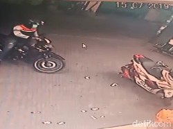 Hanya Butuh 1 Menit Pelaku Perampokan Satroni Minimarket di Surabaya