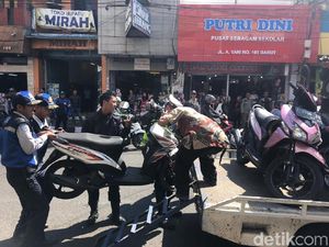 Belasan Motor yang Diparkir Sembarangan di Garut Diangkut Belasan Motor yang Diparkir Sembarangan di Garut Diangkut