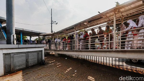 Pelajar Antre TransJ di Halte Pasar Baru