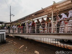 Pelajar Antre TransJ di Halte Pasar Baru