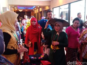 Mufidah Kalla Ajak Perajin Tenun Kaltim Pameran di Jakarta Mufidah Kalla Ajak Perajin Tenun Kaltim Pameran di Jakarta