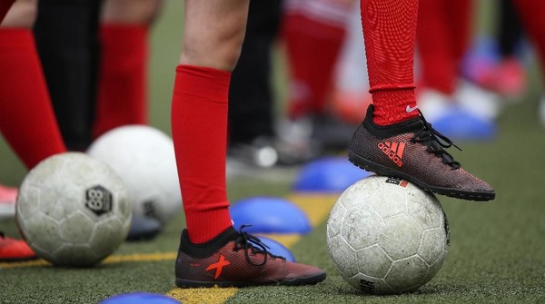 Ilustrasi Akademi Sepakbola BERLIN, GERMANY - JUNE 13: Girls line up with soccer balls while participating in a training day in a program to encourage integration of children with foreign roots through football at the SV Rot-Weiss Viktoria Mitte 08 sport club shortly before the arrival of German Chancellor Angela Merkel on a visit on June 13, 2018 in Berlin, Germany. Merkel is hosting an intergration summit at the Chancellery later today. (Photo by Sean Gallup/Getty Images)
