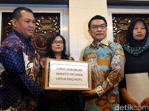 Momen Baiq Nuril Serahkan Surat Amnesti kepada Presiden Jokowi Momen Baiq Nuril Serahkan Surat Amnesti kepada Presiden Jokowi