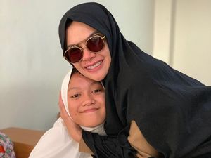 Berhijab Syari, Nikita Mirzani Antar Anak Masuk Sekolah Berhijab Syari, Nikita Mirzani Antar Anak Masuk Sekolah