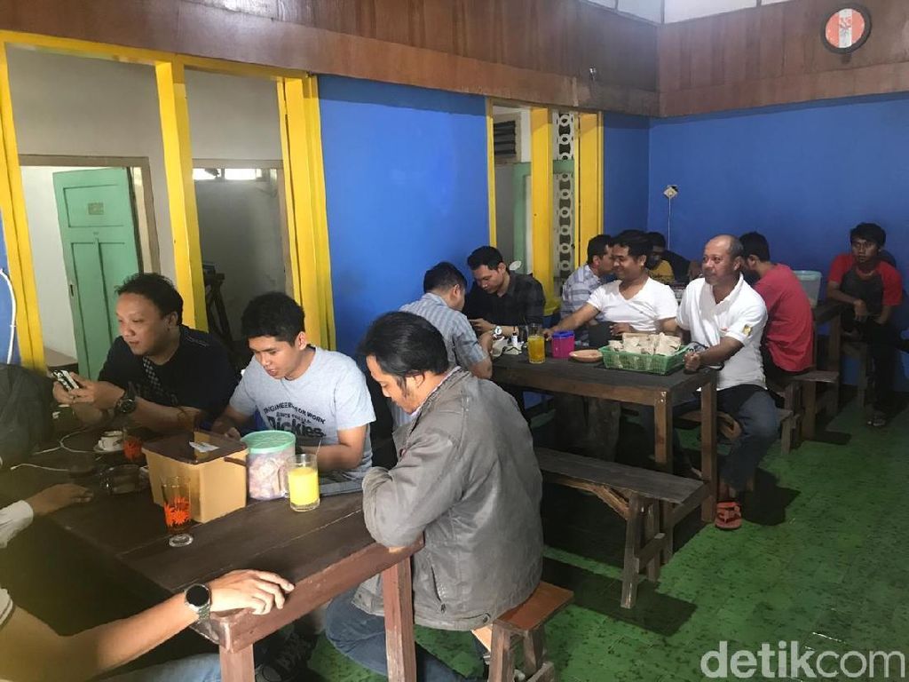 Rekonsiliasi Jokowi dan Prabowo, Kafe di Jember Beri Diskon 50% Rekonsiliasi Jokowi dan Prabowo, Kafe di Jember Beri Diskon 50%