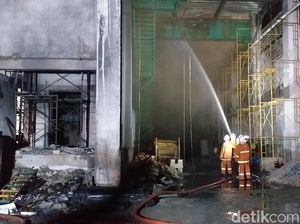 Api yang Bakar Gudang Dapat Dikendalikan, PMK Lakukan Pembasahan