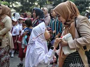 Manfaat Psikologis Mengantar Anak di Hari Pertama Sekolah Manfaat Psikologis Mengantar Anak di Hari Pertama Sekolah