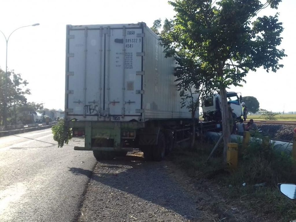 Truk Nangkring di Pipa Air Usai Hantam Pembatas Jalan Jalur Lamongan