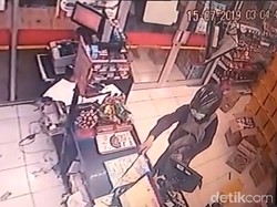 Selain Bawa Golok, Perampok Satroni Minimarket di Surabaya Juga Berpistol