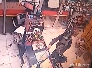Selain Bawa Golok, Perampok Satroni Minimarket di Surabaya Juga Berpistol Selain Bawa Golok, Perampok Satroni Minimarket di Surabaya Juga Berpistol
