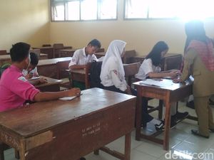 SMP Tulungagung Ini Hanya Punya 9 Siswa di Hari Pertama Sekolah SMP Tulungagung Ini Hanya Punya 9 Siswa di Hari Pertama Sekolah