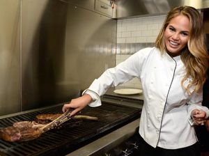 Duh, Netizen Protes Chrissy Teigen Disebut Chef dalam Unggahan Ini!