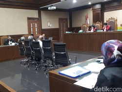 Akui Catut Nama Eks Direktur KS demi Duit, Saksi Ini Nangis di Sidang