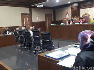 Akui Catut Nama Eks Direktur KS demi Duit, Saksi Ini Nangis di Sidang Akui Catut Nama Eks Direktur KS demi Duit, Saksi Ini Nangis di Sidang