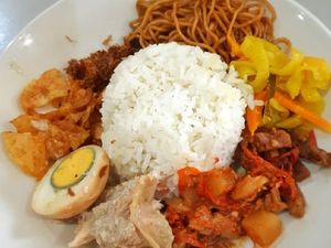 Pagi Ini Tambah Energi dengan Sarapan Nasi Langgi Berlauk Komplet Pagi Ini Tambah Energi dengan Sarapan Nasi Langgi Berlauk Komplet