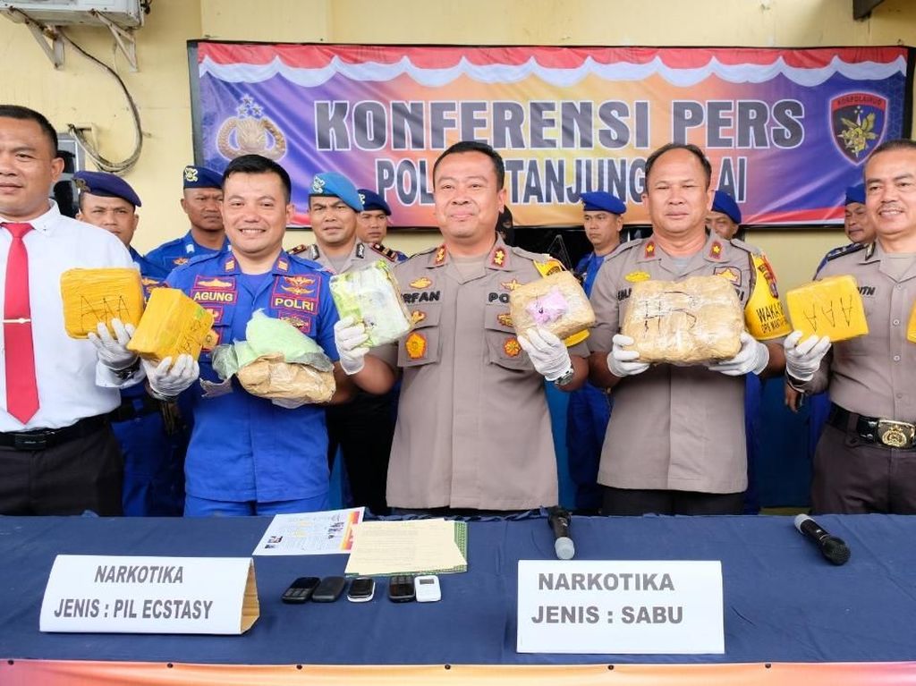 Polres Tanjung Balai Gagalkan Penyelundupan 9,6 Kg Sabu dan Ribuan Ekstasi Polres Tanjung Balai Gagalkan Penyelundupan 9,6 Kg Sabu dan Ribuan Ekstasi