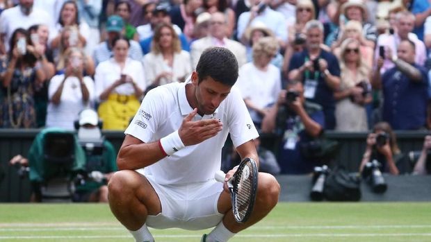 Djokovic Makan Rumput Usai Juara Wimbledon 2019