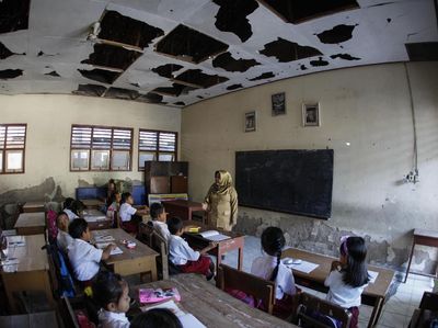 Potret Hari Pertama Masuk Sekolah di Tengah Keterbatasan