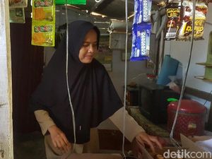 Guru Honorer yang Tinggal di WC Punya Kesempatan Jadi PNS Guru Honorer yang Tinggal di WC Punya Kesempatan Jadi PNS