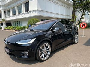 Mobil Anti Ganjil-genap Bamsoet Dipakai untuk Antar Anak Sekolah Mobil Anti Ganjil-genap Bamsoet Dipakai untuk Antar Anak Sekolah