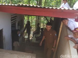 Tinggal di WC SD, Guru Honorer di Pandeglang Bergaji Rp 350 Ribu/Bulan Tinggal di WC SD, Guru Honorer di Pandeglang Bergaji Rp 350 Ribu/Bulan