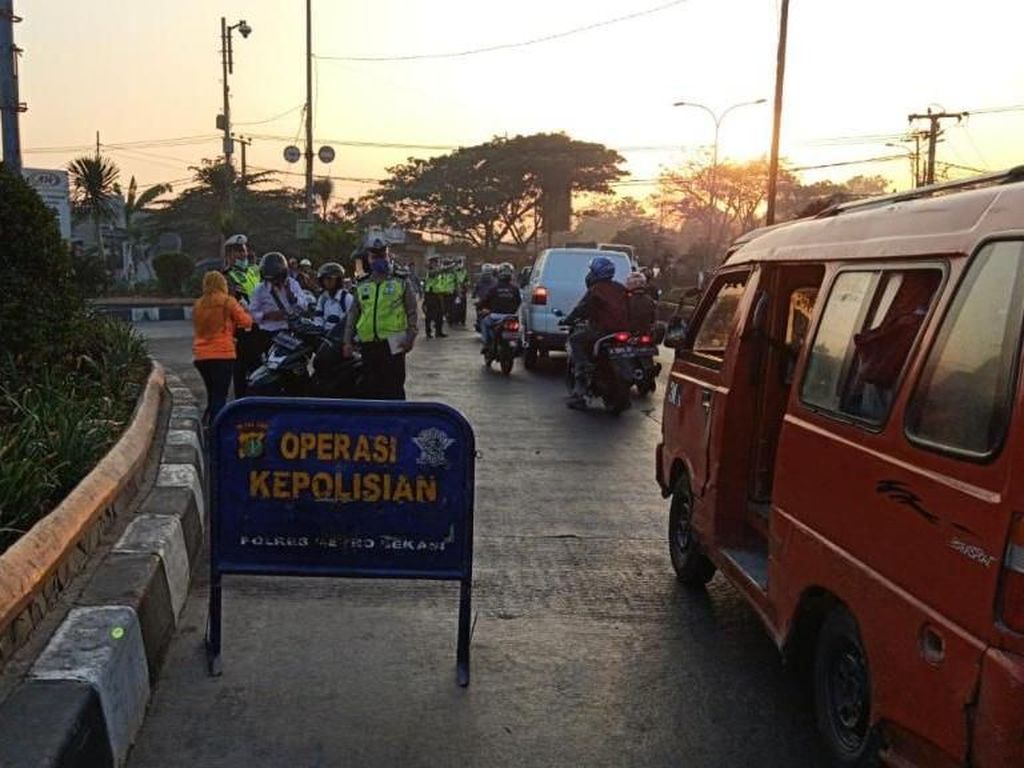Lawan Arus di Terminal Kalijaya Bekasi, Puluhan Bikers Ditilang