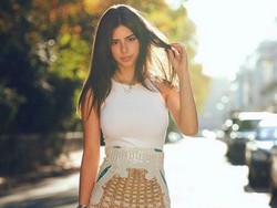 Kenalan sama Anak Tiri Fabregas Cantik dan Seksi Banget!