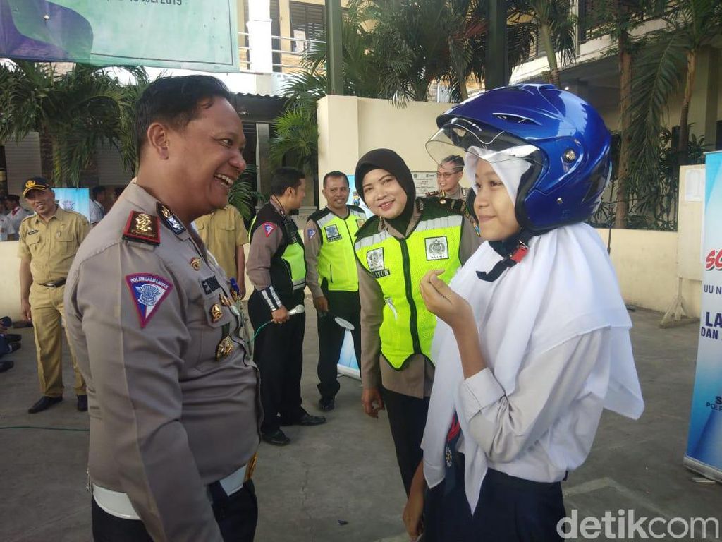 Polisi Surabaya Sosialisasi Keselamatan Berkendara di Hari Pertama Sekolah Polisi Surabaya Sosialisasi Keselamatan Berkendara di Hari Pertama Sekolah