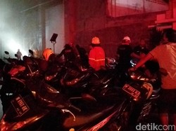 Sebuah Mobil dan 20 Motor Dievakuasi dari Dalam Gudang yang Terbakar