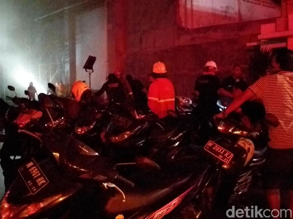 Sebuah Mobil dan 20 Motor Dievakuasi dari Dalam Gudang yang Terbakar Sebuah Mobil dan 20 Motor Dievakuasi dari Dalam Gudang yang Terbakar