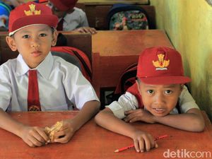 Drama di Hari Pertama Masuk Sekolah, Anak Emoh Masuk Kelas