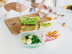 Piknik ke Pantai? Perhatikan Tips Bawa Bekal Makanan Ini