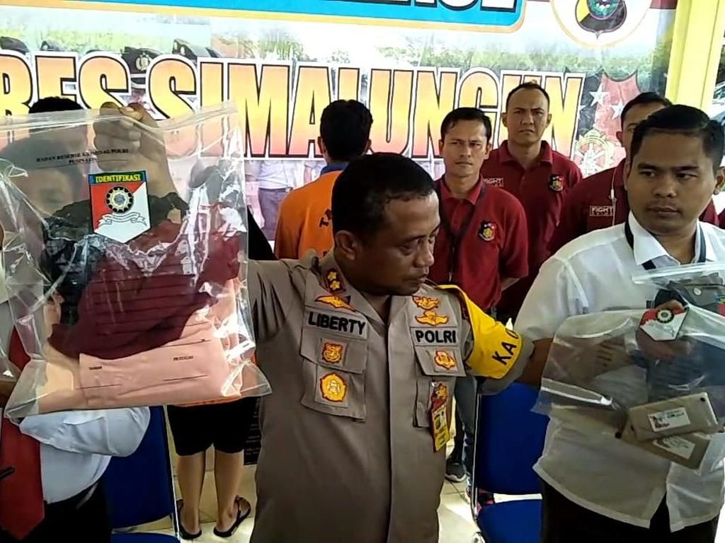 Polisi Amankan 2 ASN Simalungun Sumut yang Bikin Video Mesum Polisi Amankan 2 ASN Simalungun Sumut yang Bikin Video Mesum