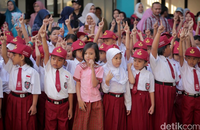 Di hari pertama masuk sekolah anak-anak di SDN Pisangan 02, Ciputat, ramai-ramai datangi sekolah bersama orang tua. Seperti apa suasana di sana? Yuk, lihat.