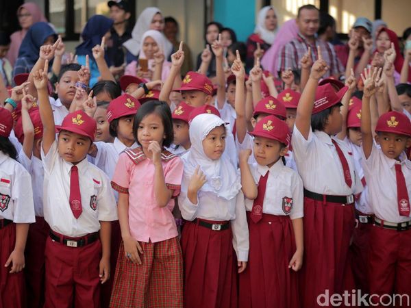 Semangat Siswa SD Berseragam Merah Putih