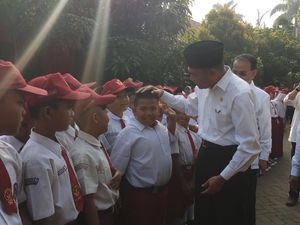 Kunjungi SD di Tangerang, Mendikbud Minta Sekolah Awasi Jajanan Murid