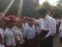 Kunjungi SD di Tangerang, Mendikbud Minta Sekolah Awasi Jajanan Murid