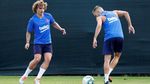 Bak Anak Sekolah, Latihan Perdana Griezmann di Barcelona Penuh Tawa