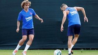 Griezmann (kiri) baru didatangkan Barcelona dari Atletico Madrid usai klausul rilisnya ditebus yang mencapai 120 juta euro atau sekitar Rp 1,8 triliun. Griezmann terlihat sedang berlatih bersama Jordi Alba. (Foto: Albert Gea/Reuters)