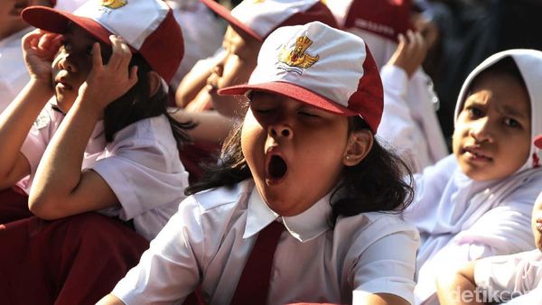 Lucu! Beragam Ekspresi Siswa SD di Hari Pertama Sekolah