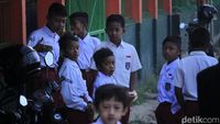 Antusiasme Siswa SD di Hari Pertama Masuk Sekolah