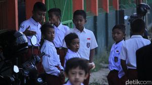 Antusiasme Siswa SD di Hari Pertama Masuk Sekolah