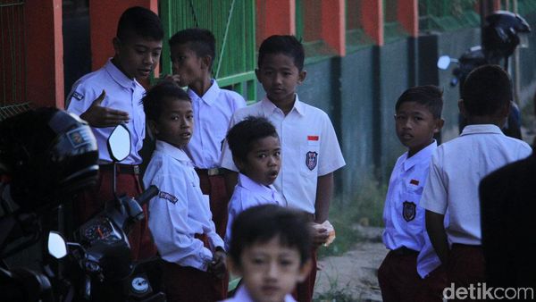 Antusiasme Siswa SD di Hari Pertama Masuk Sekolah