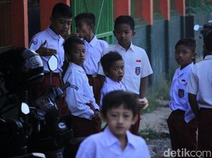 Antusiasme Siswa SD di Hari Pertama Masuk Sekolah