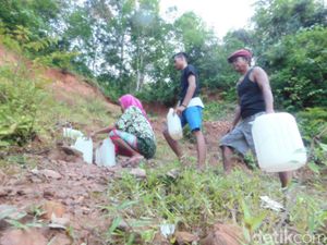 Kesulitan Air Bersih, Warga Jambi Ambil Air di Perbukitan
