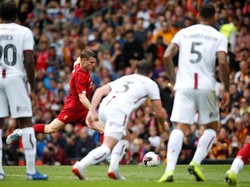 Tak sampai 120 detik kemudian, Liverpool menggandakan keunggulan. Kali ini Milner menjebol gawang Bradford lewat sebuah eksekusi penalti. Reuters/Ed Sykes.